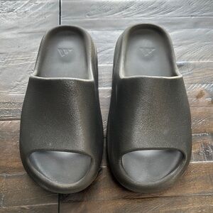 GUC Yeezy Black Slide Sandals sz 9